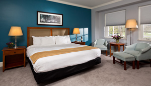 Gideon Putnam Deluxe guestroom with 1 King Bed